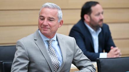 Thomas Strobl (l, CDU), Innenminister von Baden-Württemberg, sitzt bei einer Plenardebatte auf der Regierungsbank.