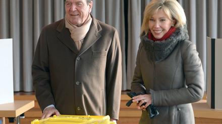Alt-Bundeskanzler Gerhard Schröder und seine Frau Doris Schröder-Köpf (beide SPD) geben am 20.01.2013 in Hannover (Niedersachsen) ihre Stimmen für die Landtagswahl 2013 in Niedersachsen ab