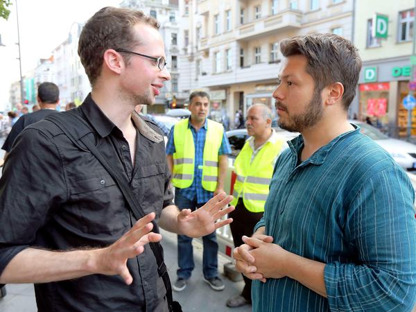 Armin Langer (l.) engagiert sich gegen Rassismus in Deutschland. Hier im Gespräch mit Muslimen in Neukölln. 