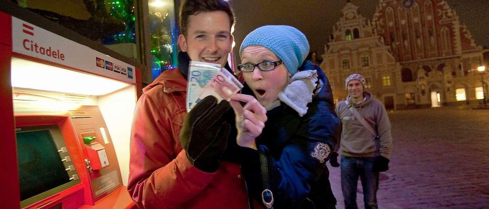 Neue Währung. Ein Paar hält in Riga in der Silvesternacht die ersten Euro-Scheine in den Händen.