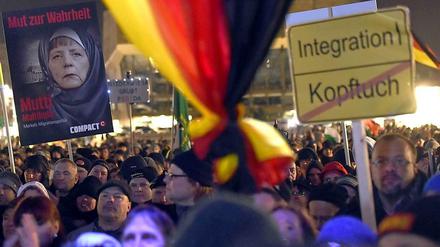 In Leipzig hatten sich bei der Legida-Demonstration etwa 10.000 Menschen versammelt.
