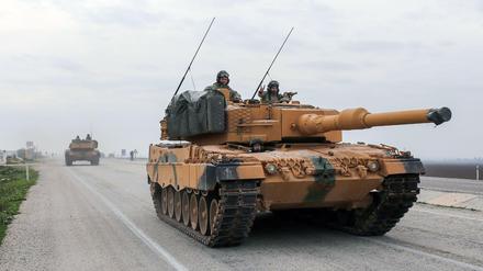 Ein türkischer Panzer vom Typ Leopard 2A4. Linken-Parteivize Tobias Pflüger ärgert sich darüber, dass Nato und Bundeswehr sich „Null um Klimaschutz" kümmern.