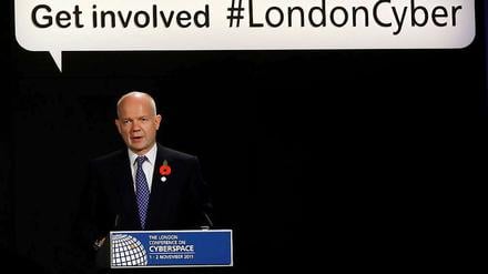 Der britische Außenminister William Hague auf der ersten „Cyberspace Konferenz“ in London.