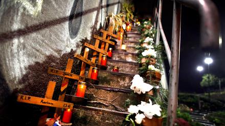 Kreuze stehen an der Gedenkstätte für die Opfer der Loveparade. Bei dem Loveparade-Unglück im Sommer 2010 in Duisburg wurden in einem Gedränge 21 junge Menschen erdrückt.