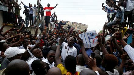 Martin Fayulu (Mitte) zweifelt die Ergebnisse der Wahlen im Kongo an