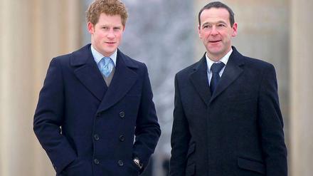 Der britische Botschafter in Berlin Simon McDonald (rechts) hier mit Prinz Harry.