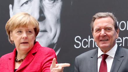 Bundeskanzlerin Angela Merkel (CDU) und ihr Vorgänger Gerhard Schröder im Jahr 2015.