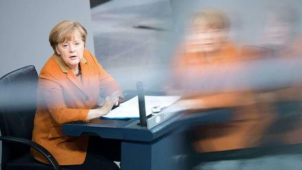 Ansprache im sitzen: Bundeskanzlerin Angela Merkel gibt die Regierungserklärung ab. 