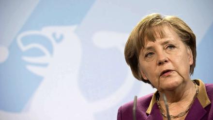 Bundeskanzlerin Angela Merkel lässt die mögliche Rolle der EU-Kommission bei künftigen Verfahren gegen Defizitsünder prüfen.