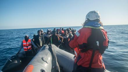 Mitarbeiter der deutschen Hilfsorganisation Sea-Watch retten Flüchtlinge von einem Gummiboot in internationalen Gewässern. Etwa 60 Menschen sind nördlich der libyschen Gewässer an Bord genommen worden, teilte die Organisation auf Twitter mit.