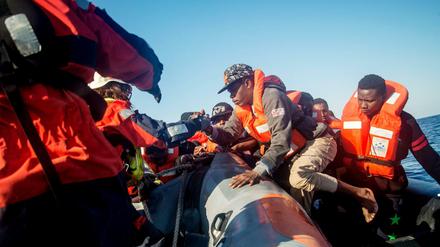 Flüchtlinge werden gerettet – hier von der deutschen Hilfsorganisation Sea-Watch.
