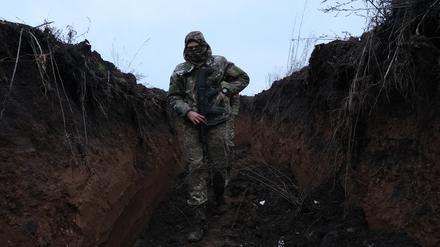Ein ukrainischer Soldat läuft durch einen Schützengraben in der Nähe der Stadt Bachmut.