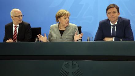 Mal so, mal so: Bundeskanzlerin Angela Merkel mit Peter Tschentscher (links, dem Hamburger Bürgermeister, und Tobias Hans, Ministerpräsident im Saarland.