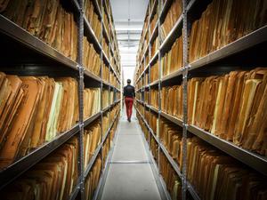 Im Archiv der Stasi-Unterlagenbehörde in Berlin Lichtenberg lagern unüberschaubar viele Aktenordner voller Papiere.  