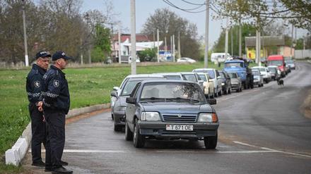 Moldauische Polizisten stehen an der Grenze zur pro-russische Separatistenregion Transnistrien im Osten des Landes.