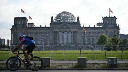 So friedlich wie am Dienstag war es am Wochenende am Reichstag nicht, als Demonstranten mit Reichsflaggen in das Parlamentsgebäude eindringen wollten. 