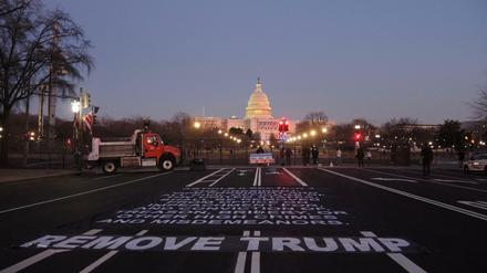 Festung Washington: Auf einer Straße nahe des abgeriegelten Kapitols wird Trumps Absetzung gefordert. 