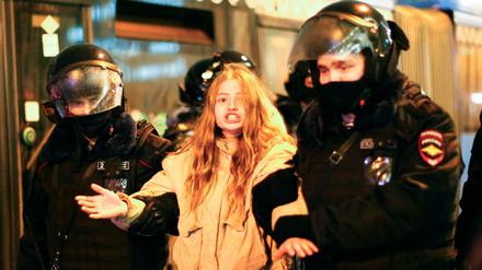 Eine junge Frau wird während der Proteste gegen die Inhaftierung des Oppositionsführers Nawalny festgenommen. 