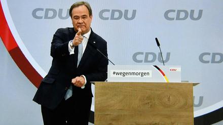 Laschet, Armin Laschet. Der neue CDU-Chef hat – wie jeder Aachener, der etwas auf sich hält – eine Büste von Karl dem Großen. 
