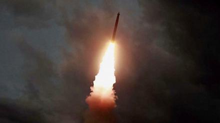 Das Videostandbild vom Nordkoreanischen Fernsehsender KRT zeigt eine Rakete während eines Testfluges in Nordkorea. 