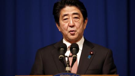Der japanische Ministerpräsident Shinzo Abe hat bei einer Pressekonferenz bekräftigt, dass sein Land den Forderungen der Terroristen nicht nachgeben werde.