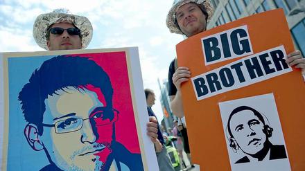 Die zwei Herren protestieren in Hannover gegen NSA-Praktiken.