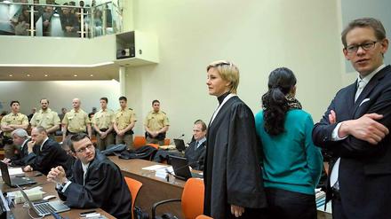 Beate Beate Zschäpe beim NSU-Prozess mit ihren Anwälten. 