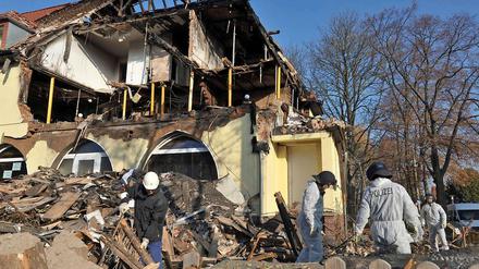 Polizisten untersuchen am 8.11.2011 in Zwickau die Überreste des Hauses der rechtsextremen Terrorzelle NSU. Ein Jahr später kritisieren Angehörige der Opfer Versäumnisse bei der Aufklärung.
