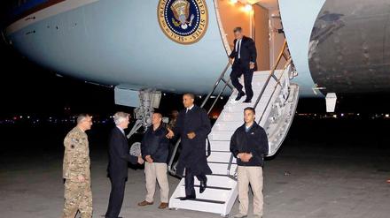 Präsident Barack Obama verlässt die Air Force One in Afghanistan