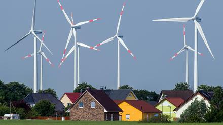 Dicht stehen die Windräder eines Windenergieparks an Einfamilienhäusern nahe Nauen in Brandenburg.