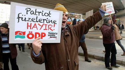 Proteste gegen den Nato-Einsatz in der Türkei in der Hauptstadt Ankara.