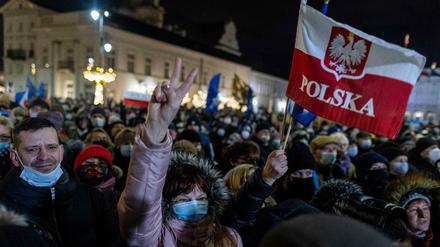 Polens Opposition hofft, mit der Überwachungsaffäre das Thema gefunden zu haben, mit dem sie die Regierung der PiS beenden kann. Proteste vor dem Parlament in Warschau.