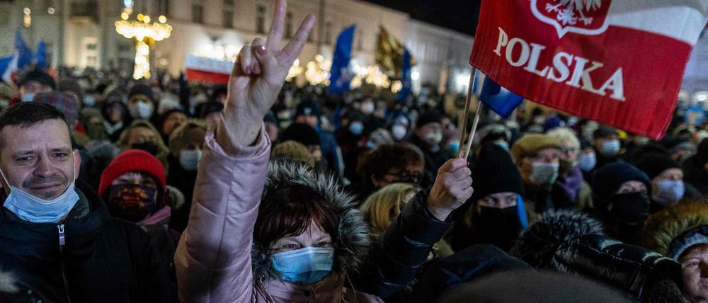 Polens Opposition hofft, mit der Überwachungsaffäre das Thema gefunden zu haben, mit dem sie die Regierung der PiS beenden kann. Proteste vor dem Parlament in Warschau.