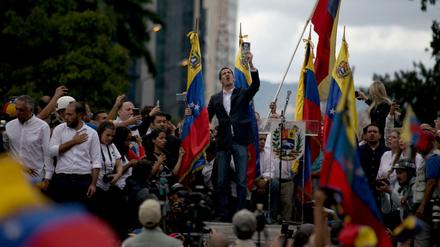 Guaido, Präsident des entmachteten Parlaments in Venezuela, erklärt sich auf einer Kundgebung vor Anhängern zum venezolanischen Staatschef. 