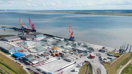 Auf dem Gelände des Elbehafens in Brunsbüttel soll ein schwimmendes Terminal zum Entladen von LNG gebaut werden (Archivbild vom 30. August 2022).