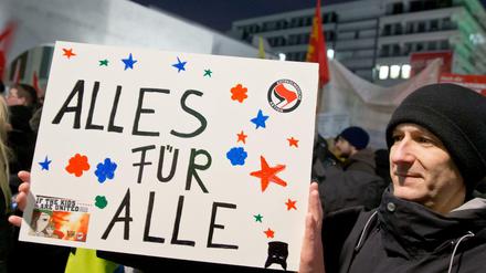 Dieser Demonstrant in Nürnberg weiß, was er will. Doch nicht alle sind der Meinung, dass genug für alle da ist.
