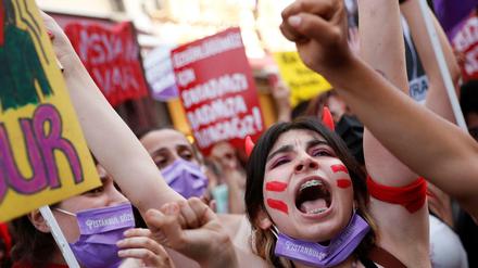 Protest gegen den Ausstieg der Türkei aus der Istanbul-Konvention in Istanbul 