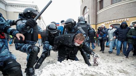 Proteste in Moskau: Polizisten im Einsatz gegen einen Demonstranten 