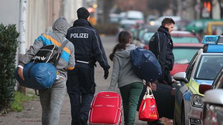Abgelehnte Asylbewerber werden zum Transport zum Flughafen abgeholt.