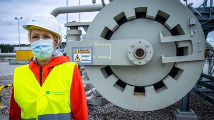 Mecklenburg-Vorpommerns Regierungschefin Manuela Schwesig vor der Anlandestation der Pipeline Nord Stream 2 in Lubmin. 