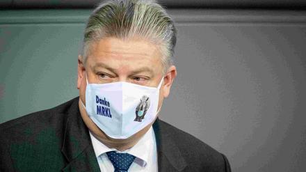Thomas Seitz im Oktober im Bundestag mit einer Maske mit der Aufschrift "Danke MRKL" (Danke Merkel).