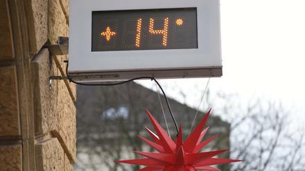 14 Grad zeigt ein Thermometer an Silvester in Freiburg an. 