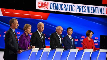 Die Diskutanten: Tom Steyer, Elizabeth Warren, Joe Biden, Bernie Sanders, Pete Buttigieg und Amy Klobuchar (von links). 