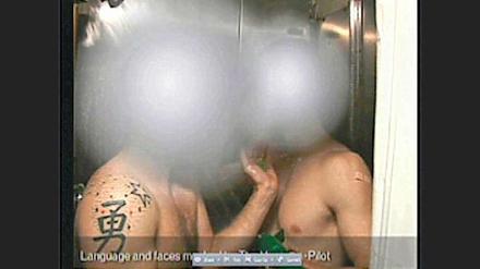 Eines der im Internet aufgetauchten Videos vom Flugzeugträger "Enterprise" zeigt zwei Soldaten in der Dusche.