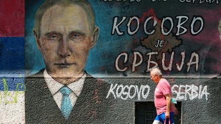 Serbien, Belgrad: Das Gesicht des russischen Präsidenten Putin prangt neben einem Schriftzug: «Kosovo ist Serbien».