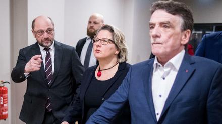 Der SPD-Vorsitzende Martin Schulz (l.), die Generalsekretärin der SPD in NRW, Svenja Schulze und der Vorsitzende des SPD-Landesverbands Nordrhein-Westfalen, Michael Groschek (r).