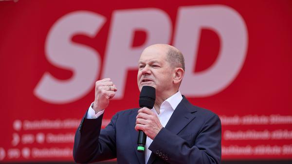 Olaf Scholz (SPD), Bundeskanzler, steht beim SPD-Europa-Wahlkampfauftakt auf dem Hamburger Fischmarkt auf der Bühne.