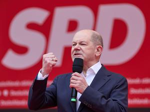 Olaf Scholz (SPD), Bundeskanzler, steht beim SPD-Europa-Wahlkampfauftakt auf dem Hamburger Fischmarkt auf der Bühne.