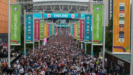 Fußballfans verlassen das Wembley-Stadion nach dem Spiel der Euro 2020 England gegen Deutschland in London, Großbritannien.
