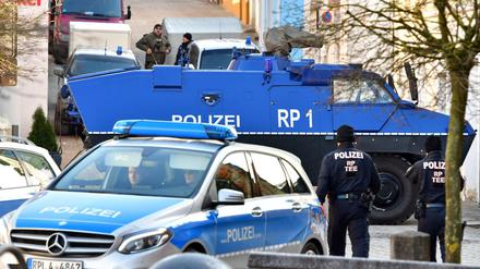 Ein Panzerwagen sichert am Freitag in Lauterecken (Rheinland-Pfalz) die Zufahrt in eine Straße, in der in einem Privathaus bei einer Durchsuchung etwa 100 Kilogramm Sprengstoff gefunden wurden.